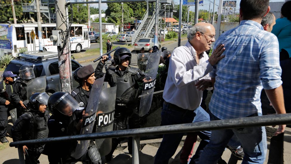 La policía nicaragüense expulsa violentamente de las cercanías de sus instalaciones al periodista Carlos Fernando Chamorro.