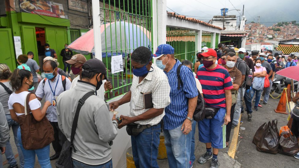 Venezolanos haciendo cola para comprar comida.