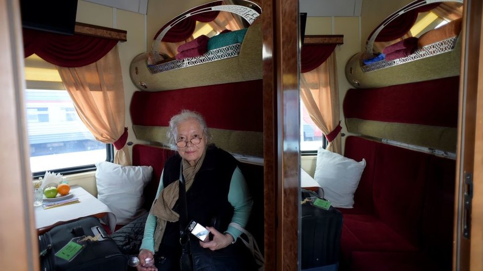 Una mujer es fotografiada en su camarote. Una mujer es fotografiada en su camarote.