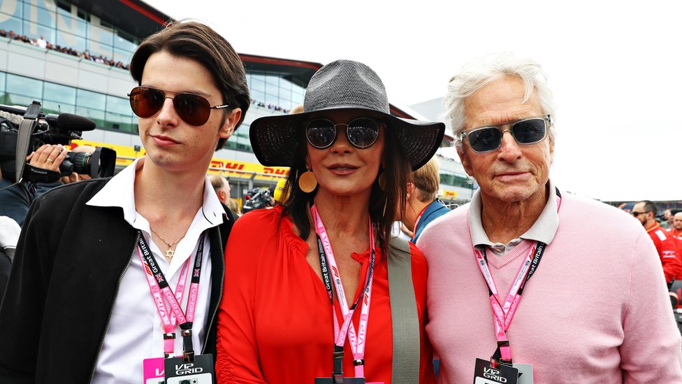 Дилан Дуглас, Кэтрин Зета Джонс, Майкл Дуглас на Гран-при Великобритании F1 в Сильверстоуне в июле 2019 года