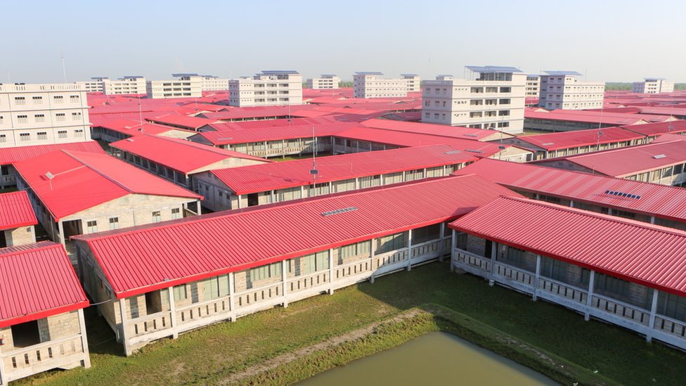 Una vista áerea de las casas con techo rojo en Bhasan Char.