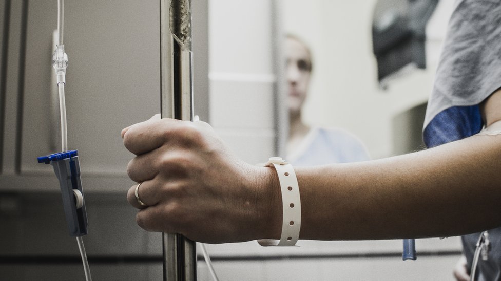 mano de paciente caminando por el hospital