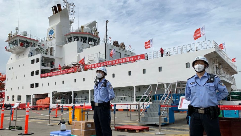 「雪龍2」號破冰船經過五個月的探險後抵達中國上海，兩名守衛站在「雪龍2」號破冰船前的資料照片。