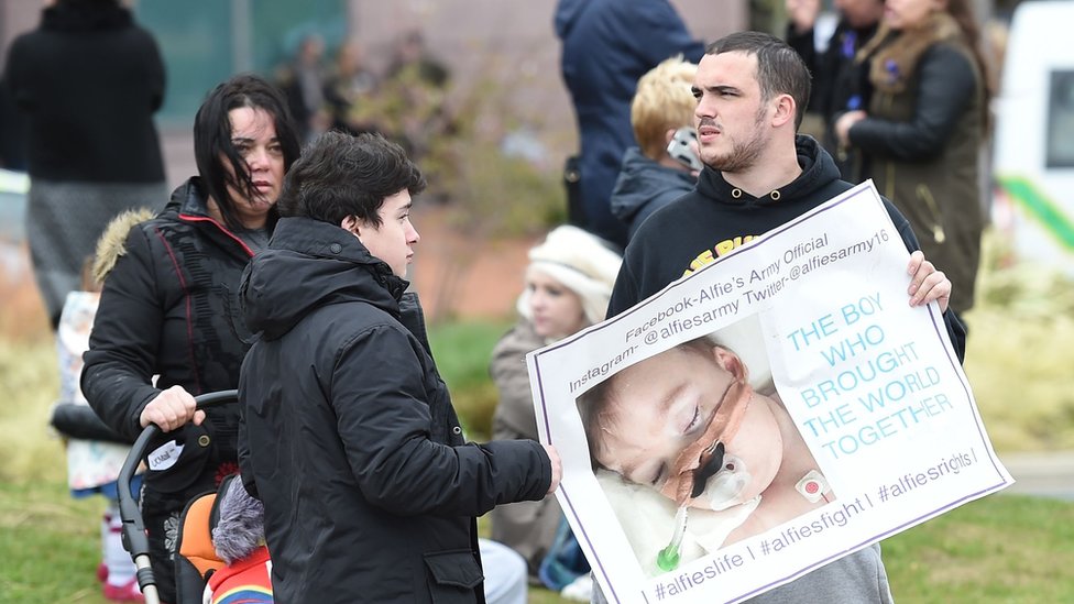 Manifestantes que apoyan a los padres de Alfie Evans