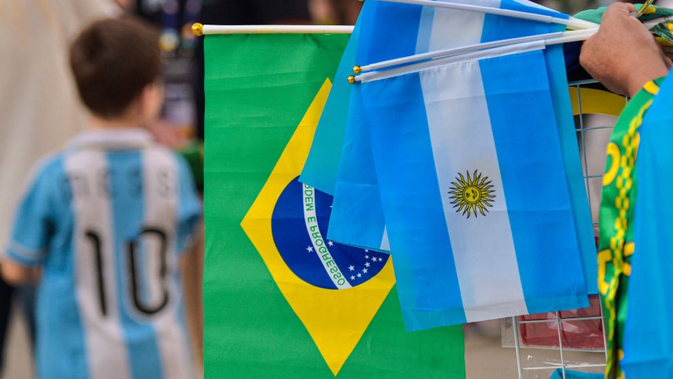 Bandera de Brasil junto a la de Argentina