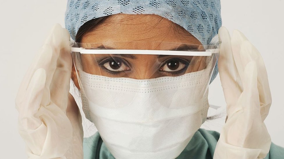 Женщина-медик в маске
