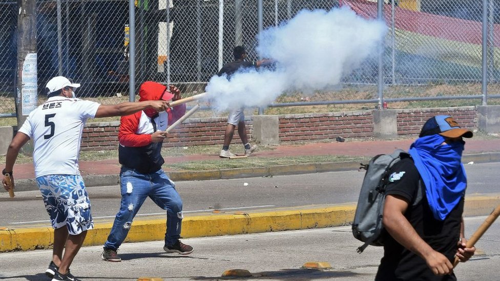 Hombres lanzan petardos en una protesta en Bolivia