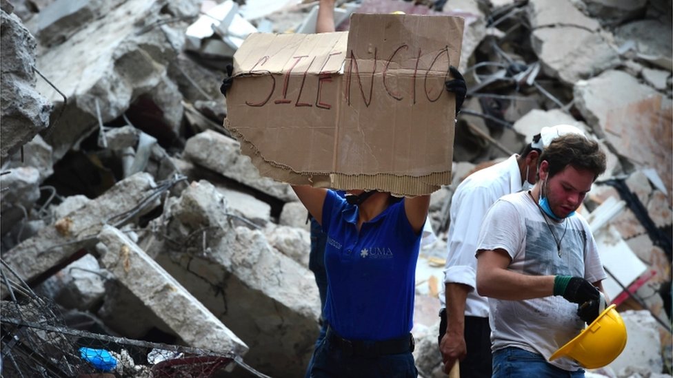 Los rescatistas piden silencio para escuchar a víctimas atrapadas. Brigada de rescate tras el terremoto.