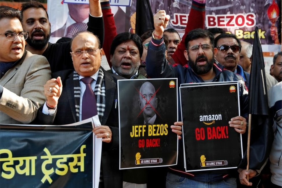 Члены Конфедерации всеиндийских трейдеров (CAIT) держат плакаты и выкрикивают лозунги во время акции протеста против визита основателя Amazon Джеффа Безоса в Индию в Нью-Дели, Индия, 15 января 2020 г.