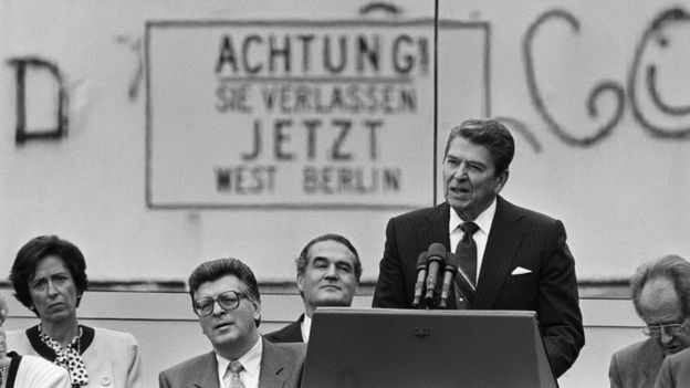 Ronald Reagan, Batı Berlin'in gelecekte havacılık merkezlerinden biri olacağı vaadinde bulundu
