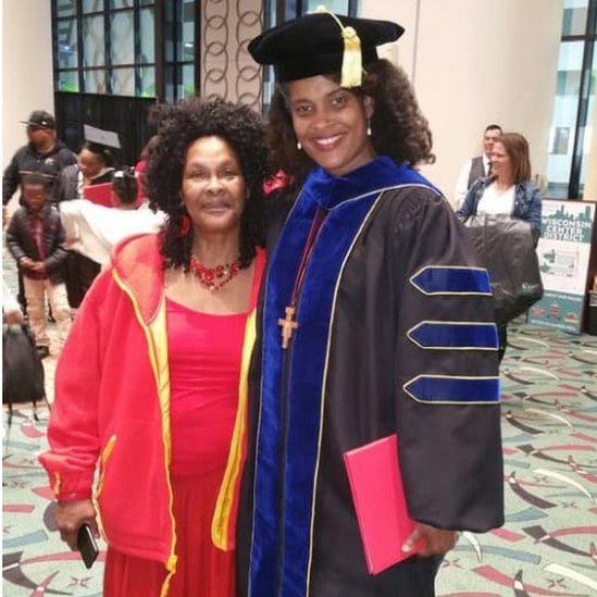 Marijuana Pepsi junto a su madre en su graduación