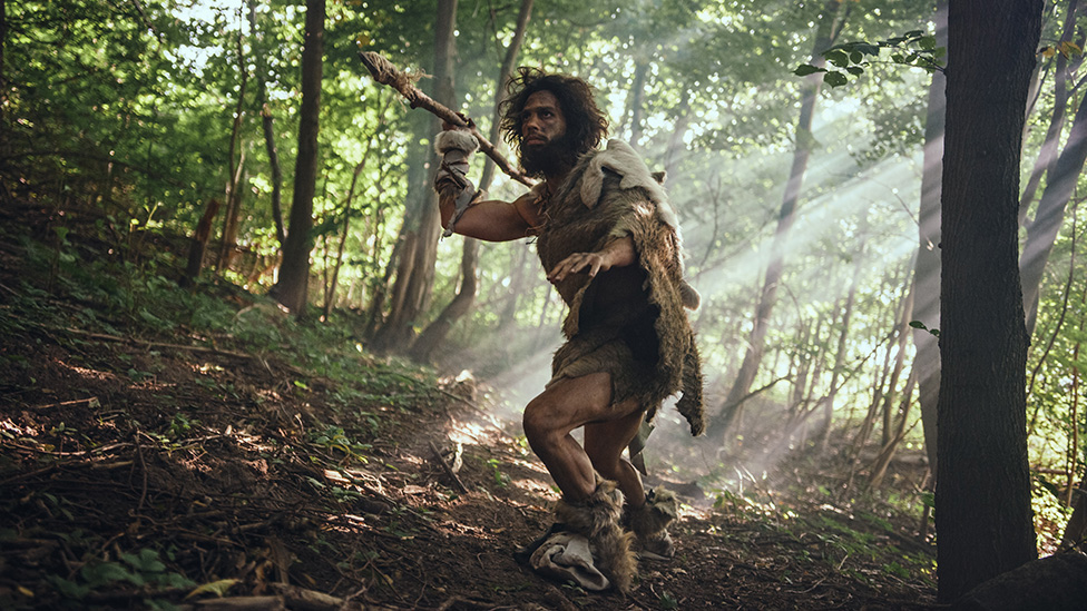 Un neandertal con una lanza