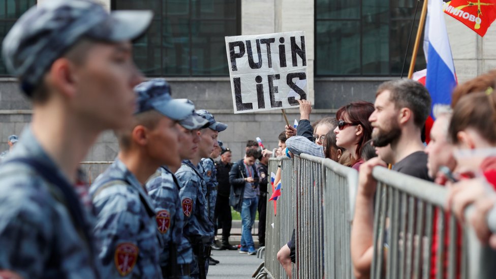 Национальная гвардия России наблюдает за протестующими во время митинга