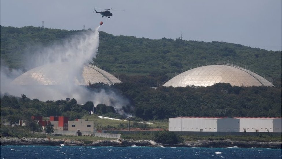 Un helicóptero derrama agua sobre el incendio producido por el impacto de un rayo sobre un tanque de combustible, en la ciudad de Matanzas, a 130 km al este de La Habana.