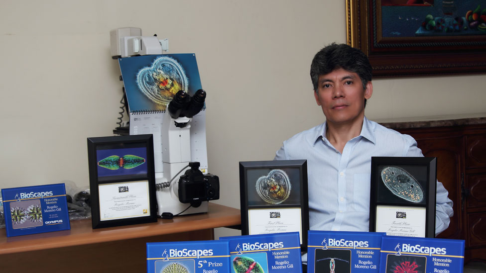 Rogelio Moreno con algunos de sus premios y el microscopio que utiliza