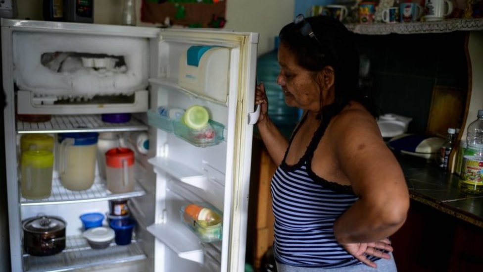 Luber Faneitte, una mujer de 56 años diagnosticada con cáncer de pulmón, lucha a diario para encontrar con qué llenar su frigorífico en un país golpeado por la inflación. Luber Faneitte en su casa de Caracas
