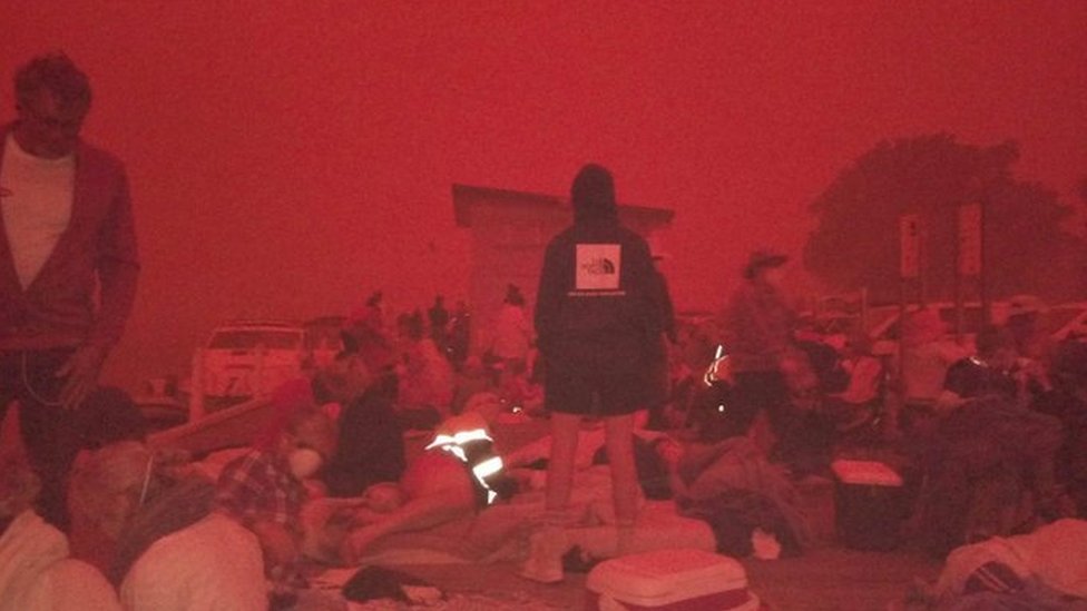 Люди в Маллакооте эвакуированы на пляжи под темно-красным небом