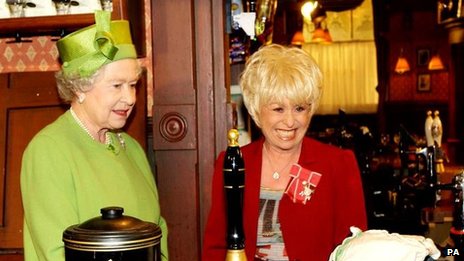 Королева с Барбарой Виндзор на съемочной площадке EastEnders