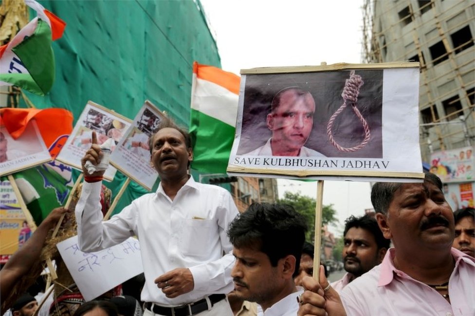 Активисты Национального конгресса держат фотографии гражданина Индии Кульбхушана Джадхава и плакаты против премьер-министра Нарендры Моди в Калькутте, Восточная Индия, 24 апреля 2017 г.,