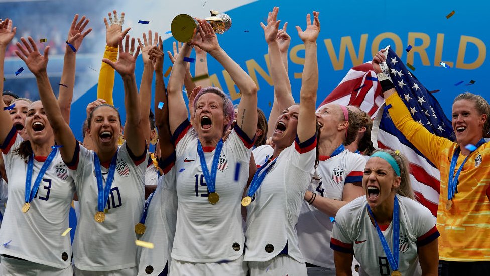La selección de fútbol femenino de Estados Unidos tras ganar el campeonato mundial.
