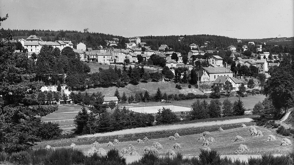 Fotografia em preto e branco mostra vilarejo em 1950