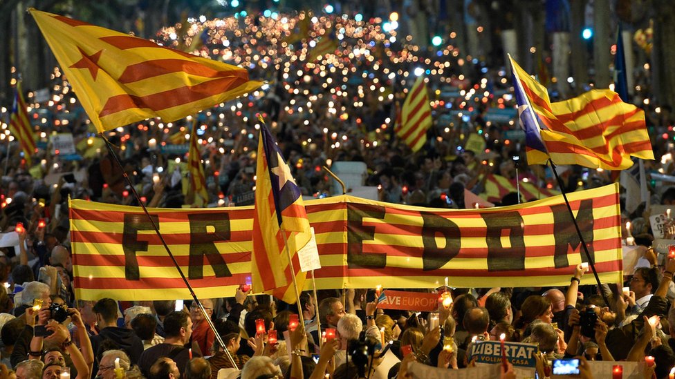 Barcelona, pada malam saat dua pemimpin separatis Catalunya ditahan.