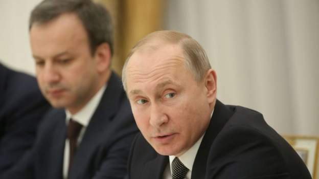 在2018年的一次會議上，德沃爾科維奇當時坐在普京右側。