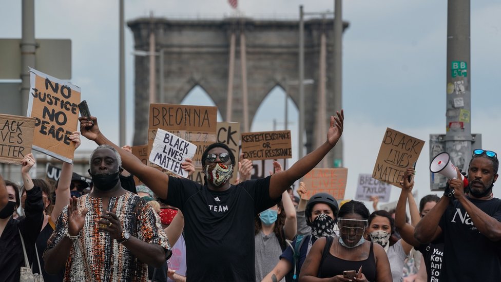 Manifestantes yendo de Brooklyn a Manhattan.