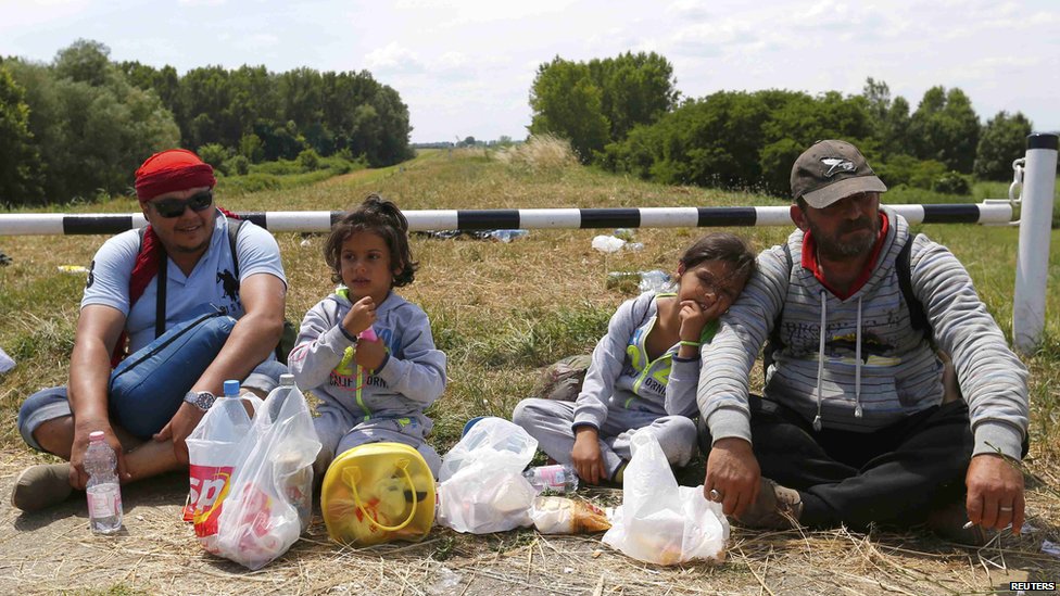 Мигранты из Сирии сидят на плотине возле Сегеда, южная Венгрия, 29 июня 15