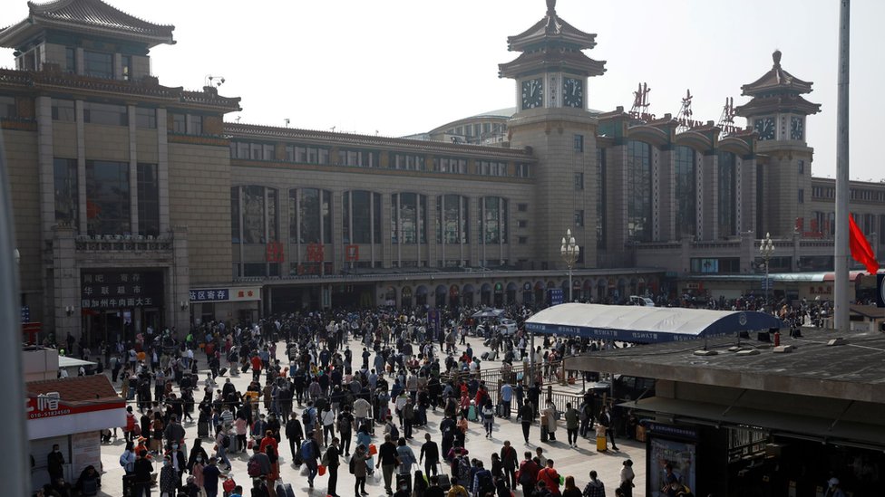 Люди у железнодорожного вокзала Пекина