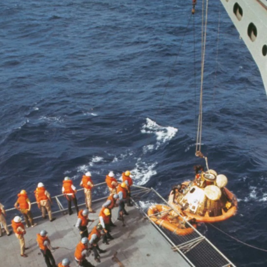 Kran podiže kapsulu Apolo 11 na brod, ali astronauti su već bili na brodu