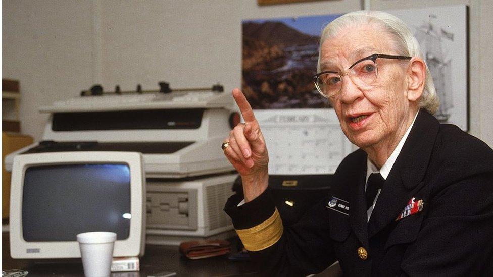 Командир ВМС США Грейс Хоппер в своем офисе в 80-е годы