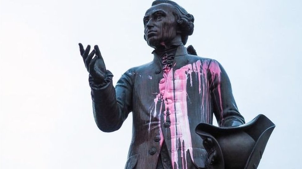 Kant'ın Kaliningrad'daki heykeline boya atıldı.
