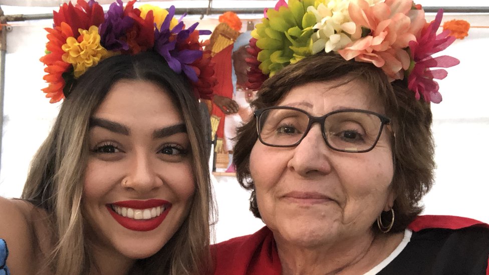 Amber Nuño con su abuela Gloria López