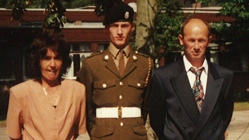 Пте Шон Бентон с родителями после смерти в Пирбрайт-Баракс в 1994 году