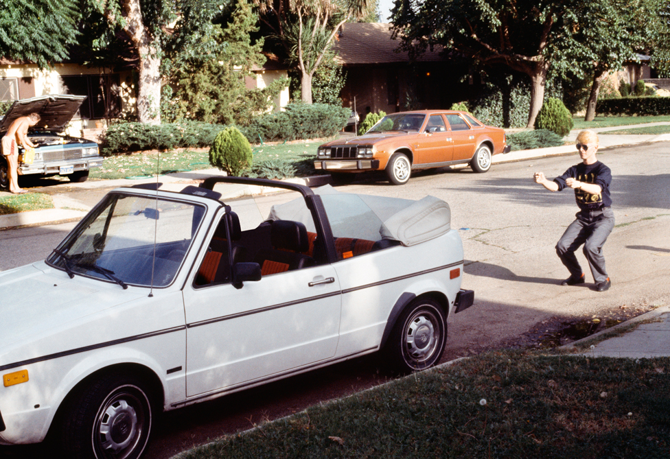 Dejvid Bouvi imitira vožnju nevidljivog automobila u Los Anđelesu