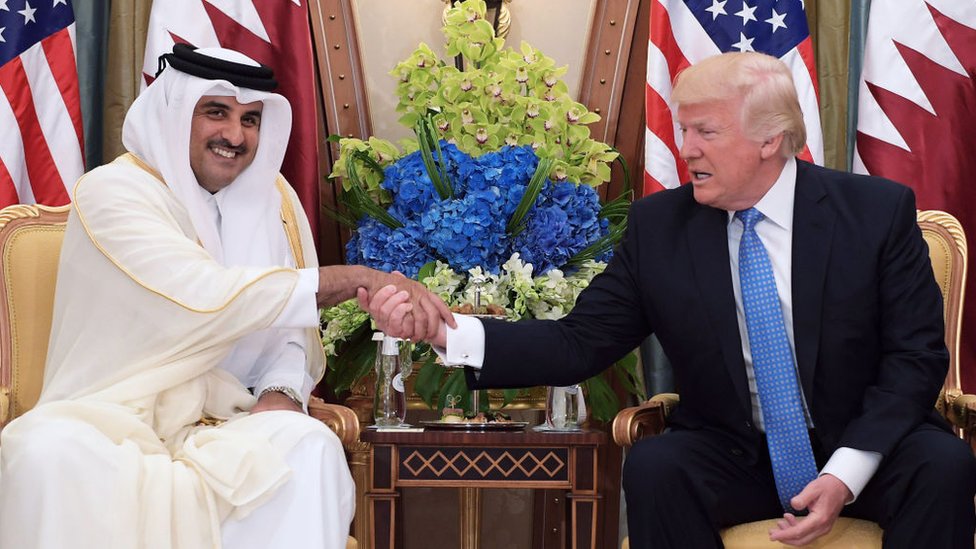 Президент США Дональд Трамп (справа) и эмир Катара шейх Тамим Бин Хамад Аль-Тани принимают участие в двусторонней встрече в отеле Эр-Рияда в мае 2017 года