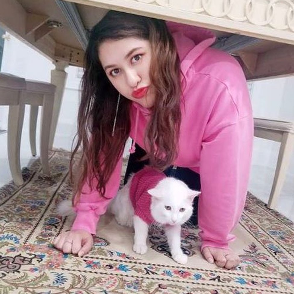 Сура Бехзади и ее кот в одинаковых джемперах