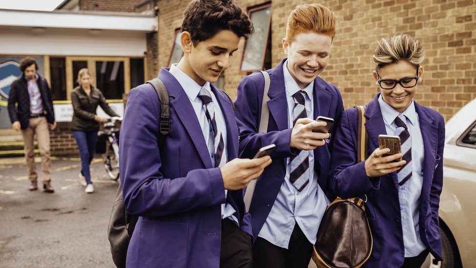 article on banning mobile phones in schools