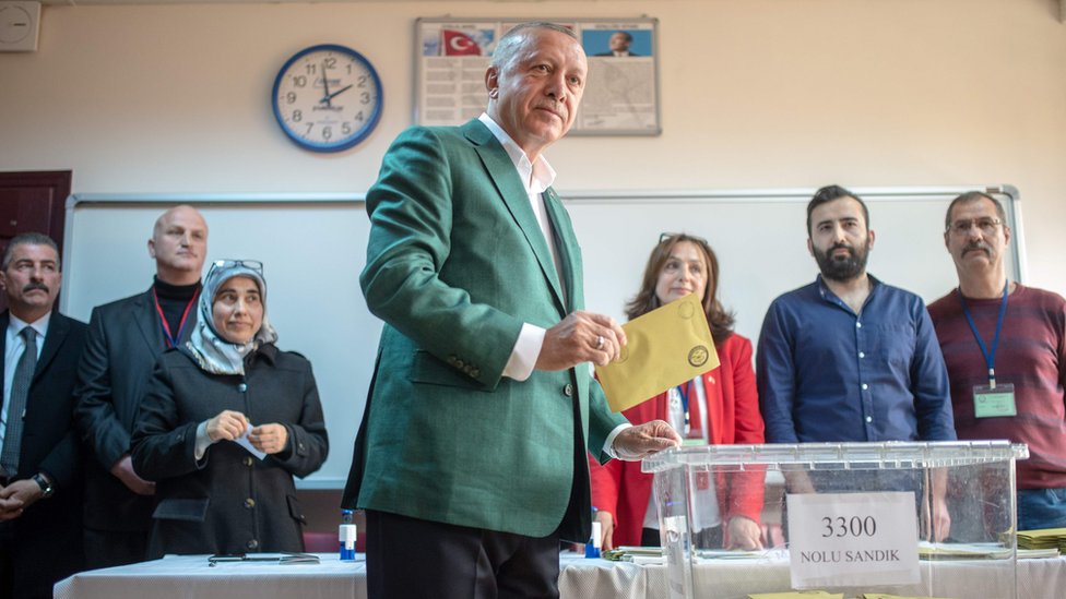 erdoğan oy kullanırken