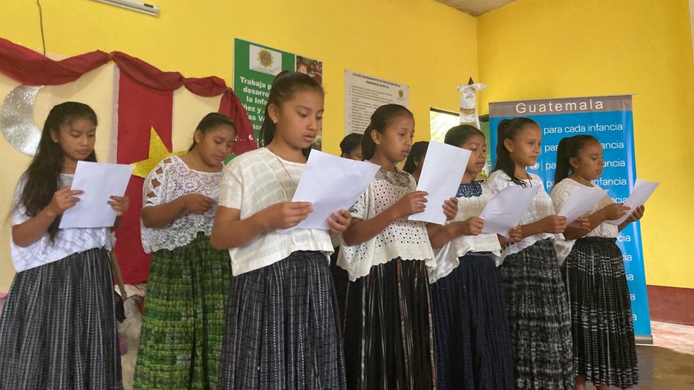 فتيات يغنين أغنية آبا في جمعية أصدقاء التنمية والسلام
