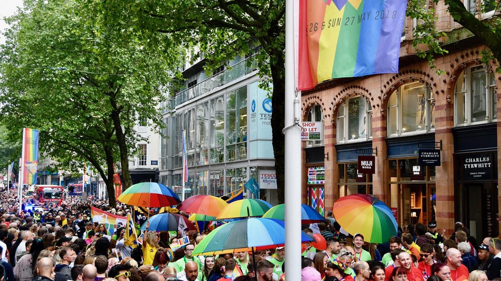 Толпы на New Street смотрят Birmingham Pride