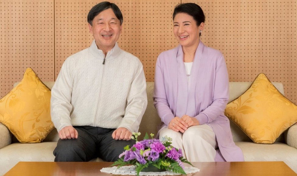 BBC. NO USAR. El príncipe heredero japonés Naruhito y la princesa heredera Masako sonríen en su residencia, el Palacio Togu, en Tokio