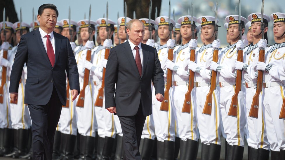 Kineski i ruski predsednik vrše smotru kineskih trupa na vojnoj ceremoniji 2014