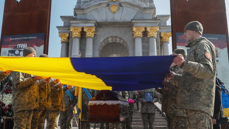 ukrajinski vojnici drže državnu zastavu