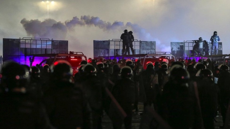 Agentes de la ley kazajos montan guardia durante una protesta en Almaty.