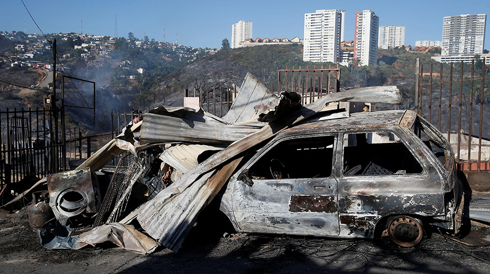 Un auto totalmente destruido tras el fuego en Villa del Mar.