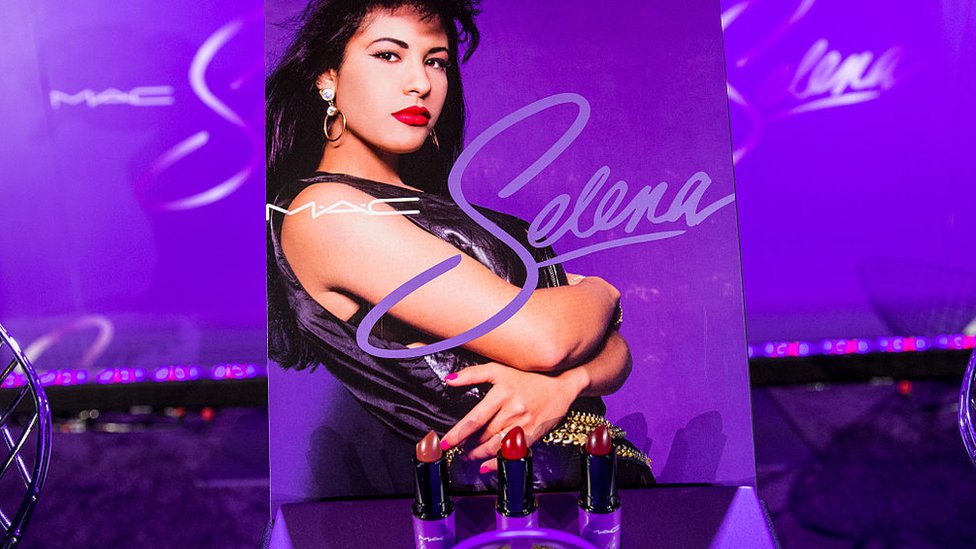 La línea de maquillaje que MAC vendió inspirada en Selena en 2016.