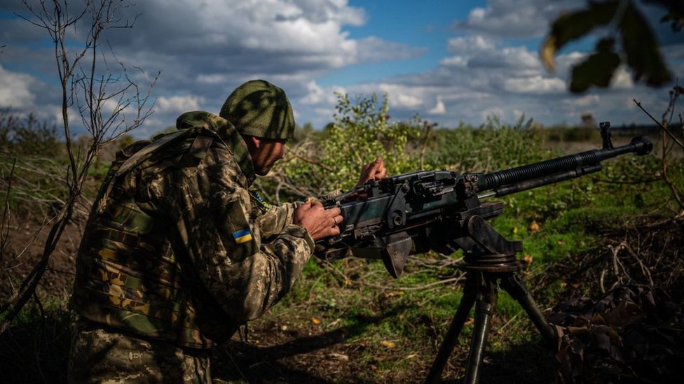 Un soldado ucraniano camuflado con una metralleta