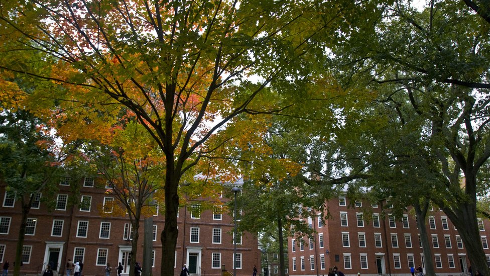 Fotografia colorida mostra um dos prédios da Universidade de Harvard